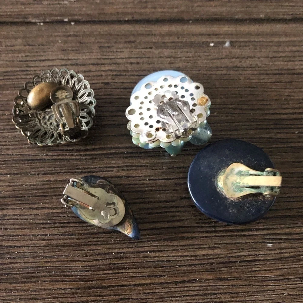 Vintage single blue & cream clip on earrings 4ct.